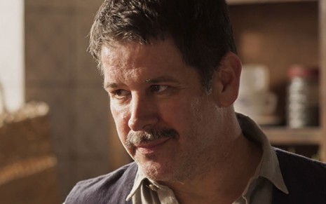 Murilo Benício com expressão séria em cena como Tenório na novela Pantanal