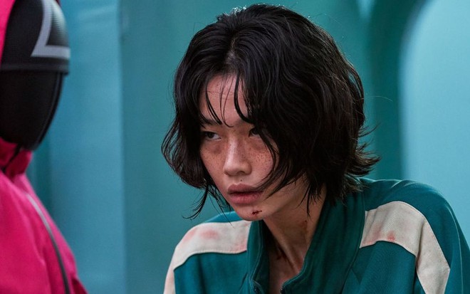 Jung Ho-Yeun parece cansada e com um corte no queixo em cena de Round 6, série da Netflix