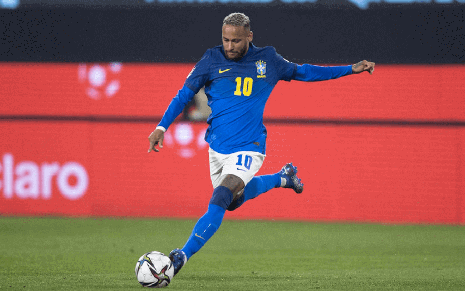 Neymar com a camisa azul e o short branco da seleção brasileira. Ele tenta dominar um lançamento de bola em campo, em jogo válido pela Copa América 2021