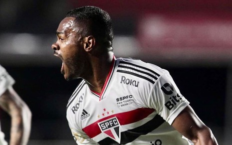 Nikão, do São Paulo, comemora gol e veste uniforme branco com listras vermelha e preta
