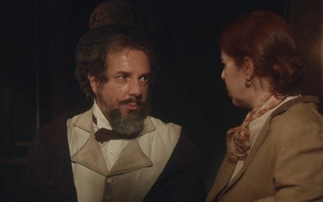 Ator Augusto Madeira olha para Maria Clara Gueiros em cena de Nos Tempos do Imperador