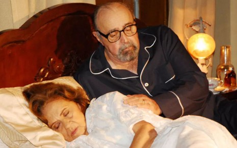 Laura Cardoso e Mauro Mendonça deitados em cama em cena da novela O Profeta (2006)