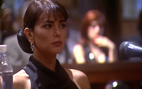 A atriz Leila Lopes (1959-2009) com expressão séria em cena de O Rei do Gado em tribunal