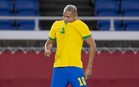 Richarlison morde a camiseta amarela da Seleção Brasileira em partida na Olimpíada de Tóquio