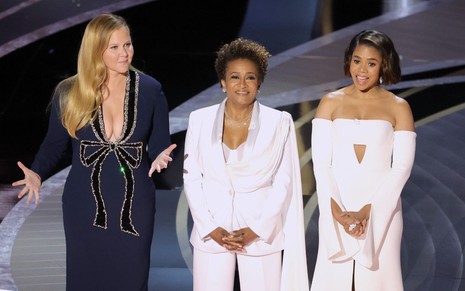 Amy Schumer, Wonda Sykes e Regina Hall durante a abertura da cerimônia do Oscar 2022