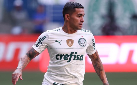 Dudu, do Palmeiras, veste uniforme branco com detalhes verdes durante partida da equipe