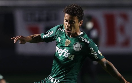 O jogador de futebol do Palmeiras Marcos Rocha em campo