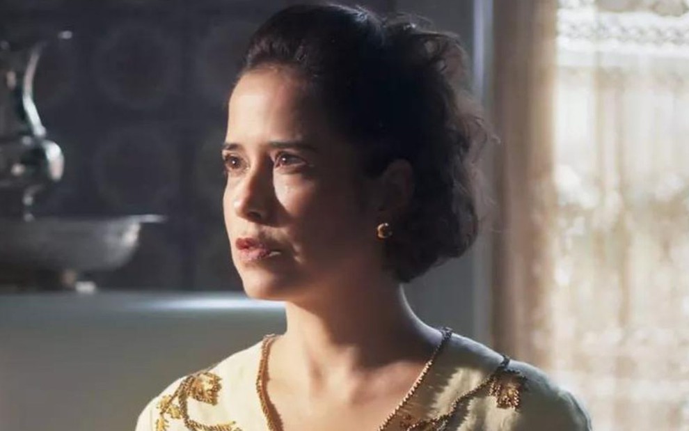 Paloma Duarte com expressão séria em cena como Heloísa na novela Além da Ilusão