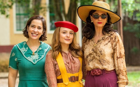 Paloma Duarte, Larissa Manoela e Malu Galli caracterizadas com roupas de época na novela Além da Ilusão