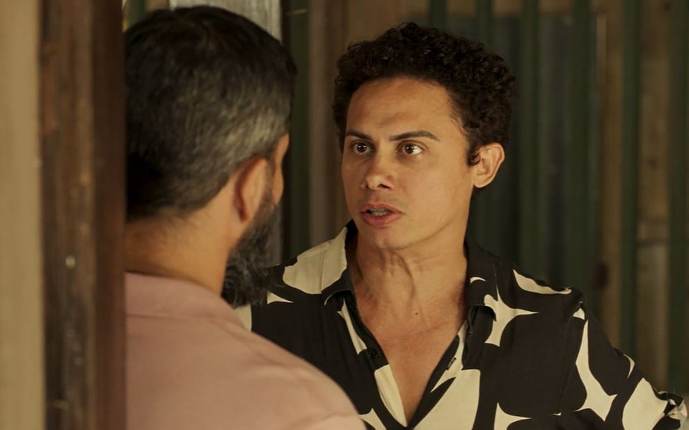 Os atores Juliano Cazarré e Silvero Pereira como Alcides e Zaquieu em Pantanal; eles estão frente a frente, o primeiro de costas e o segundo olhando para ele com a boca semiaberta e cara de espantado