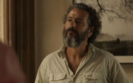 O ator Marcos Palmeira como José Leôncio em Pantanal; ele está olhando para frente com cara de sério e atencioso