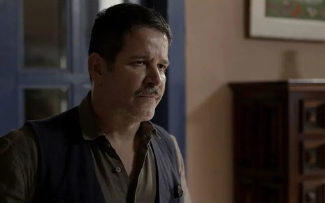 O ator Murilo Benício como Tenório em Pantanal; ele está olhando para a frente com cara séria e brava