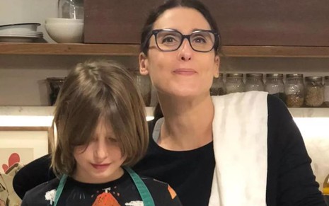 Paola Carosella ao lado de sua filha, Francesca, na cozinha de sua casa