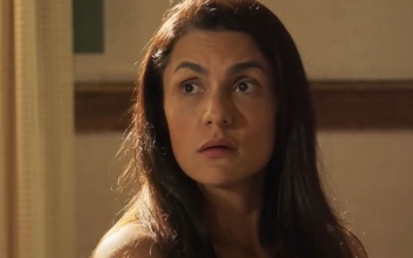 Paula Barbosa com expressão séria em cena como Zefa na novela Pantanal