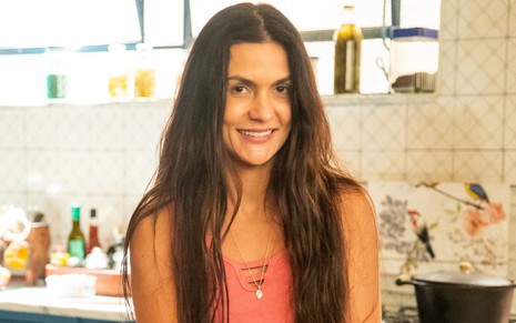 Paula Barbosa sorri e está com os cabelos compridos em foto como Zefa da novela Pantanal