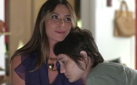 Ingrid (Nina Tomsic) apoia a cabeça no ombro de Paula (Giovanna Antonelli) em cena da novela Quanto Mais Vida, Melhor!