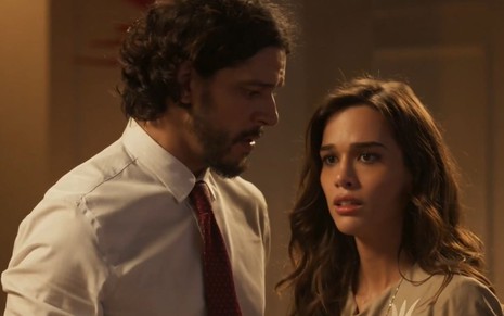 Maruan (Pedro Lamin) olha para Labibe (Theresa Fonseca) em cena da novela Mar do Sertão
