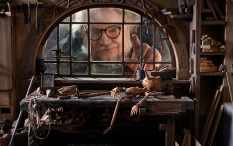 Guillermo Del Toro em foto promocional de Pinóquio