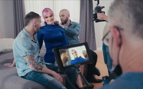 Três atores pornô são gravados por uma câmera