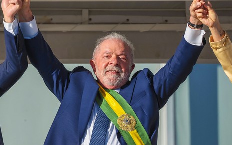 Lula tem os braços erguidos durante cerimônia de posse em Brasília