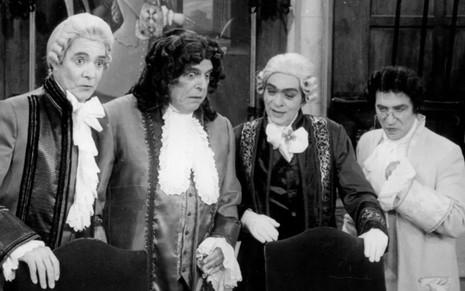 Foto preto e branco com os atores John Herbert, Oswaldo Loureiro, Chico Anysio e Laerte Morrone na novela Que Rei Sou Eu? (1989)