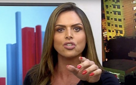 A apresentadora Silvye Alves no Cidade Alerta Goiás, telejornal da Record