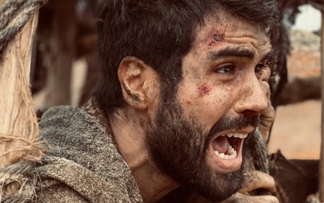 Juliano Laham aparece com o rosto machucado e grita em cena como José do Egito de Gênesis