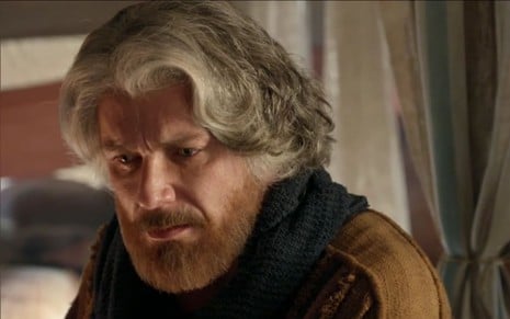 O ator Petrônio Gontijo olha para baixo em cena da novela Gênesis