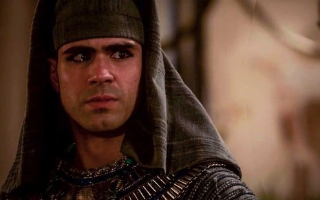 O ator Juliano Laham com as vestes de um nobre como José, enquanto governador-geral do Egito, em cena de Gênesis