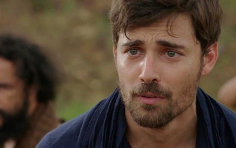 O ator Miguel Coelho, com expressão de tristeza, caracterizado como Jacó em cena de Gênesis