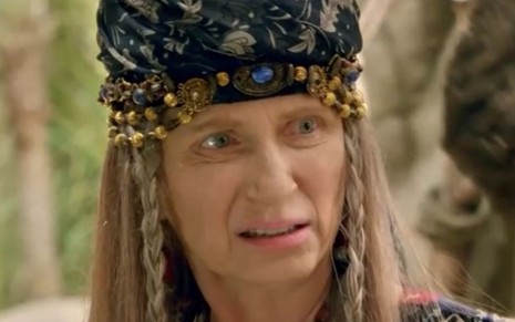 Martha Mellinger em cena de Gênesis: atriz está com adorno na cabeça e caracterizada como Rebeca