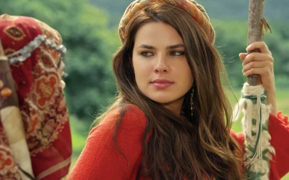 A atriz Thaís Melchior faz uma expressão de superioridade em gravação de Gênesis como Raquel