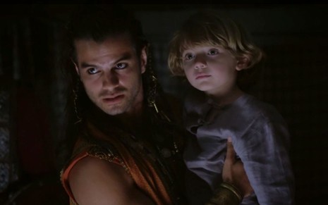 Malquias/Luciér (Daniel Blanco) com o filho nos braços no capítulo desta quarta (6) em Reis
