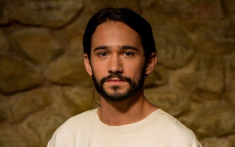 O ator Rafael Gevú com expressão séria e caracterizado como Samuel da novela Reis, da Record