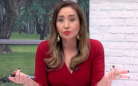 Sonia Abrão usa uma blusa vermelha e está na bancada do A Tarde é Sua
