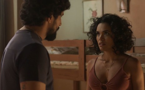 Tertulinho (Renato Góes) encara Xaviera (Giovana Cordeiro) em cena da novela Mar do Sertão