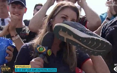 Luiza Oliveira cheira um sapato ao vivo