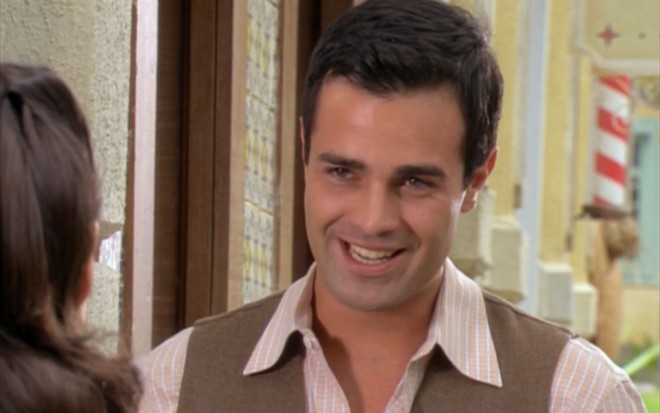 O ator Rodrigo Phavanello como Roberval em Alma Gêmea; ele está olhando para frente e sorrindo