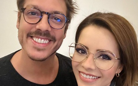 Sandy e Fabio Porchat posam em uma selfie: ambos usam óculos