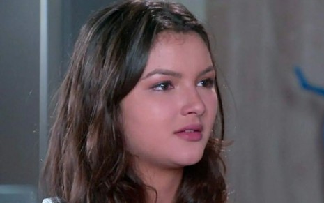Bárbara Maia grava cena com expressão tensa,  como Cassandra em Carinha de Anjo
