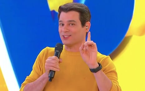 Celso Portiolli com uma camisa amarela no Passa ou Repassa