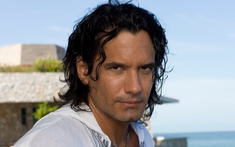 Mario Cimarro caracterizado como Victor, em foto de divulgação da novela Mar de Amor