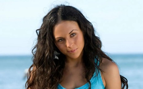 Zuria Vega sorrindo em foto de divulgação da novela Mar de Amor, do SBT