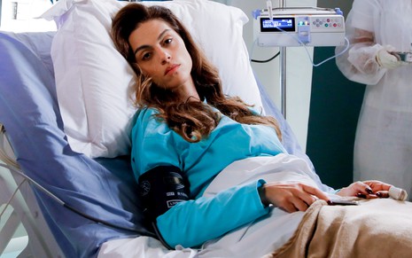 Tânia (Ana Paula Valverde) internada no hospital em Poliana Moça