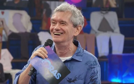 Serginho Groisman com um sorriso no palco do Altas Horas