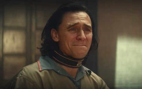 Loki (Tom Hiddleston) com colar especial e expressão de choro em cena da série Loki, do Disney+