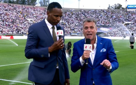 Shaka Hislop e Dan Thomas com microfones da ESPN na frente do gramado do Rose Bowl