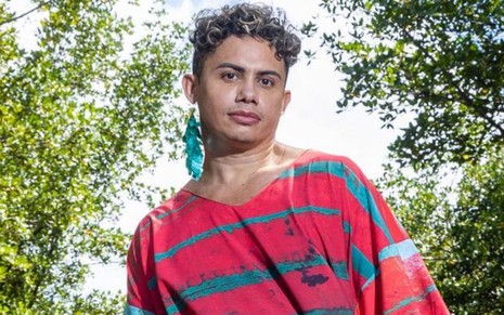 Silvero Pereira posa em riacho nos bastidores da novela Pantanal