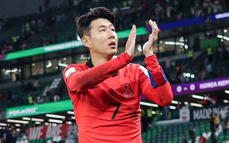 Jogador Son, da Coréia do Sul, bate palmas e veste camisa vermelha da seleção