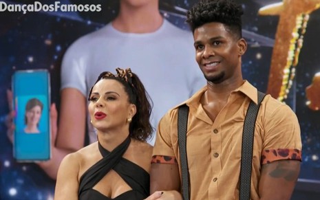 Viviane Araujo e Adeilton Ribeiro juntos no palco da Super Dança dos Famosos, da Globo